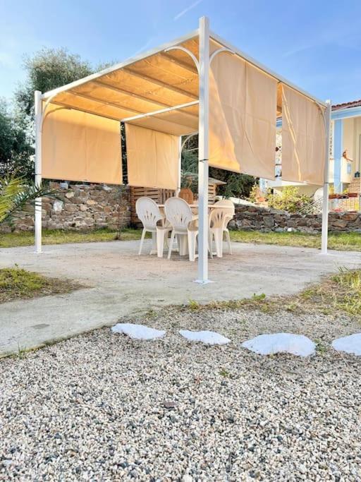 Casetta Bianca Con Giardino Posada  Eksteriør billede